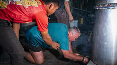 Příprava rýžové pálenky Zdroj: se souhlasem TV Prima