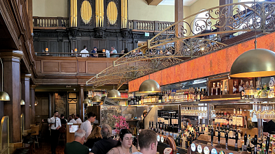 Dlouhý bar uprostřed kostela. Zdroj: wikimedia.commons, NateBergin, CC BY 4.0