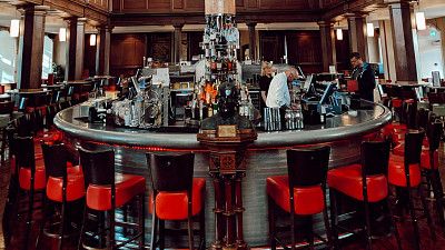 Na baru dostanete vybrané koktejly i dobré jídlo. Zdroj: pexels.com, Natalie Naval