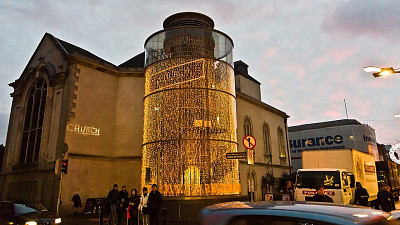 Večer restaurace svítí do dalekého okolí. Zdroj: wikimedia.commons, William Murphy, CC BY-SA 2.0