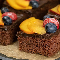 Jednoduchá buchta na plech s kefírem Zdroj: Toprecepty