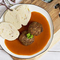 Karbanátky s rajskou omáčkou Zdroj: Toprecepty