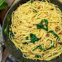 Špagety s medvědím česnekem na způsob carbonara Zdroj: Toprecepty