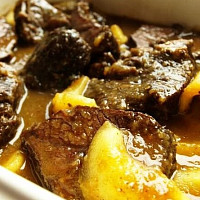 Hovězí líčka na jablkách Zdroj: Toprecepty