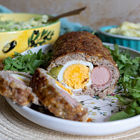 Pečená sekaná s vejcem a párkem Zdroj: Toprecepty