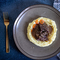 Hovězí líčka dušená v kořenové zelenině s červeným vínem Zdroj: Toprecepty