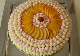 Čokoládový dort se smetanou a ovocem