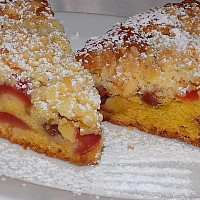 Bublanina s třešněmi a drobenkou Zdroj: Toprecepty