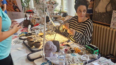Lucie Bílá při tvoření na bazárku Zdroj: Šárka Adámková, Toprecepty