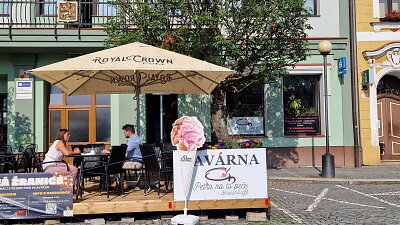 Kavárna zvenku nevypadá tak skvěle jako uvnitř. Zdání klame