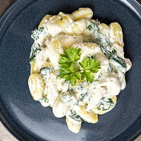 Gnocchi s kuřecím masem, špenátem a sýrovo-smetanovou omáčkou
