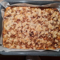 Hruškový koláč s ořechy, skořicí a drobenkou