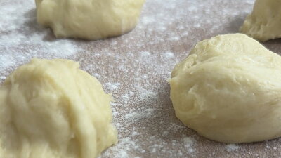 Těsto si odvažte, aby byly kousky stejně velké. Zdroj: se souhlasem Aleny Šrámkové