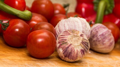 Spolu s rajčaty můžete do želé nálevu přidat i česnek a cibuli Zdroj: Pixabay/ niekverlaan