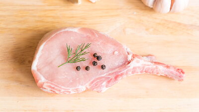 Vepřová kotleta s částí kosti připravená pro kuchyňskou úpravu Zdroj: Freepik/topntp26