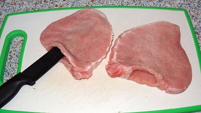 Nařezávání kapsy do kotlety Zdroj: Toprecepty.cz