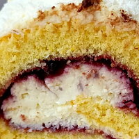 Piškotová roláda s kokosovým krémem a domácí bezinkovou marmeládou Zdroj: Toprecepty