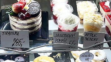 Ve vitríně nechybějí ovocné poháry, tiramisu, věnečky, kokosky ani ovocné tartaletky. Zdroj: Vilém Besser, Toprecepty