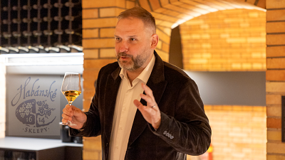 Vinař Petr Ptáček při degustaci v Habánských sklepích. Zdroj: se souhlasem vinařství Habánské sklepy