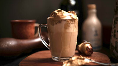 Hitem v domácí přípravě kávy se stala dalgona coffee. Zdroj: Unsplash