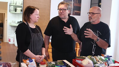 V kuchyni vaří kromě kuchaře Zdeňka i pomocnice Katka. Zdroj: se souhlasem FTV Prima