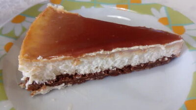 Karamelový cheesecake potřený karamelem. Zdroj: Toprecepty