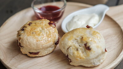 Bochánky scones se servírují se smetanou a džemem. Zdroj: Magnific