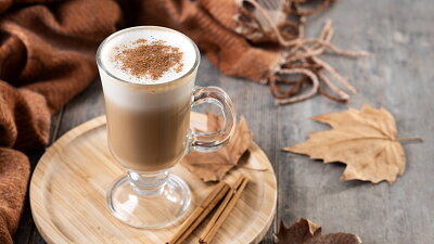 Kávové latte se dělá v mnoha příchutích, třeba s javorovým sirupem. Zdroj: Pixabay