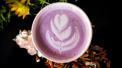 Oblíbené je i ube latte z fialových sladkých brambor. Zdroj: Unsplash