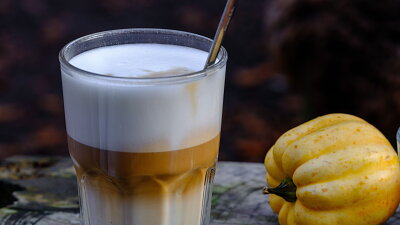 Latte patří tradičně k nejoblíbenějším druhům kávy. Zdroj: Zdroj: Pexels, haberdoedas