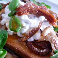 Toast s Cottage a houbovými škvarky Zdroj: Toprecepty