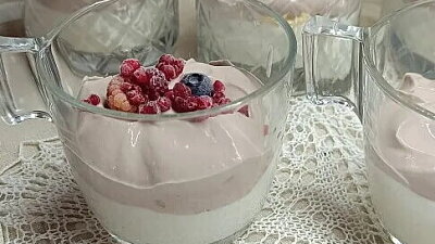 Dvoubarevný pribináček s drobným ovocem. Zdroj: Toprecepty