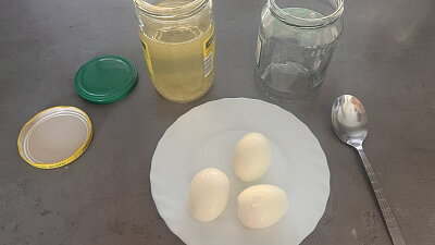 Potřebujete jen vejce natvrdo, lák od okurek a čistou sklenici. Zdroj: Petra Maříková, Toprecepty