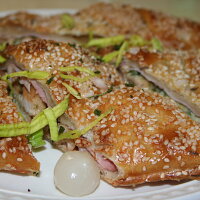 Plněné listové těsto kuřecím masem a šunkou