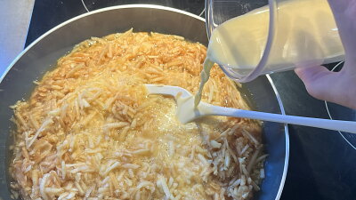 Přilijte vanilkový pudink rozmíchaný ve vodě. Zdroj: Petra Maříková, Toprecepty