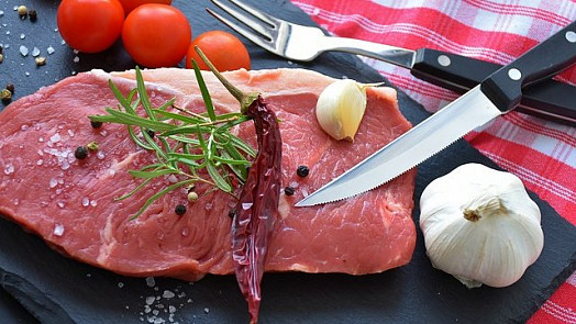 Jak správně špikovat maso? Zůstane pěkně šťavnaté a má výrazně lepší chuť