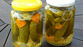 Sterilování ve sladkokyselém nebo slaném nálevu je oblíbený způsob, jak zavařit zeleninu