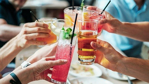 Studené nápoje bez alkoholu i s ním v létě osvěží