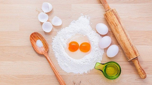 Kypřící prášek lze nahradit jedlou sodou. Pomohou též šlehaná vejce či alkohol