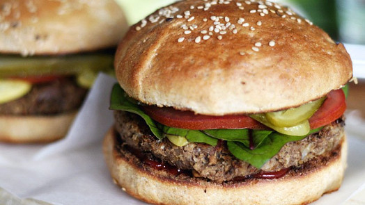Jak udělat šťavnatý hamburger? Prozradíme vám jeho tajemství