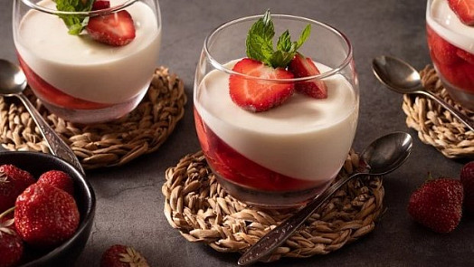 Panna cotta s jahodami: Připravte si tento lahodný italský dezert podle videonávodu