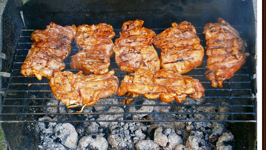 Které maso se nejvíce hodí ke grilování? Nebojte se tučného a prorostlého masa