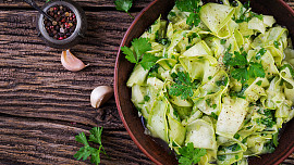 Okurkový salát: Vyzkoušejte praktické tipy k přípravě osvěžující přílohy nejen k obědu
