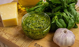 Bazalkové pesto je dobré mít po ruce. Jistě ho zvládnete vyrobit podle videonávodu