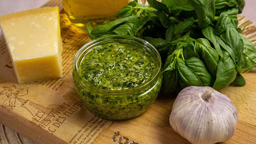 Bazalkové pesto je dobré mít po ruce. Jistě ho zvládnete vyrobit podle videonávodu