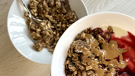 Rychlá granola z pánve: Připravte si zdravou snídani podle videonávodu