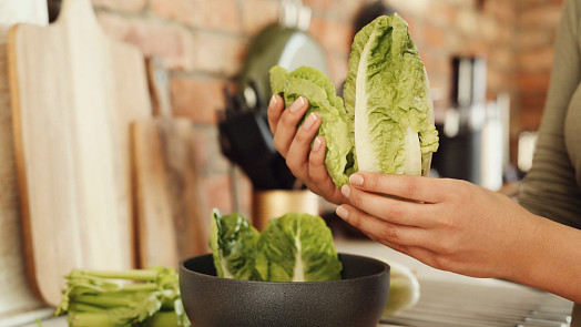 Jak osušit salátové listy? Na osušených listech se zálivka lépe uchytí