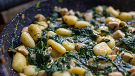Jak uvařit gnocchi s kuřecím masem a špenátem? S videonávodem vám to půjde snadno