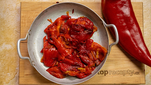 Jak oloupat pečené papriky? Videonávod poradí jednoduchý postup