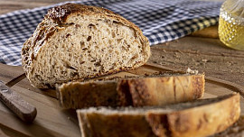 Jednoduchý irský chléb kypřený sodou zvládnou i úplní začátečníci